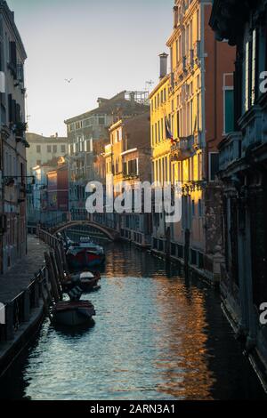 Venezia in un inverno freddo a dicembre fuori dai sentieri turistici battuti, angoli nascosti - bellezza nascosta Foto Stock