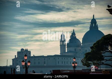 Vista invernale mattutina sulla Basilica di Santa Maria della Salute Foto Stock