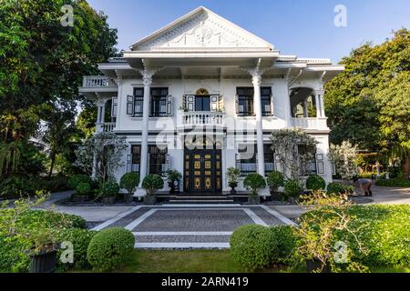 Il ristorante Kiew Kai Ka di Phuket propone cucina tradizionale tailandese. E’ possibile che la fama del luogo sia piuttosto l’arco sino-portoghese Foto Stock