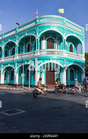 Architettura della città di Phuket - Una delle caratteristiche delle botteghe di Phuket o 'case di fila' è la verande frontale formano un passaggio protetto e intricato stuc Foto Stock