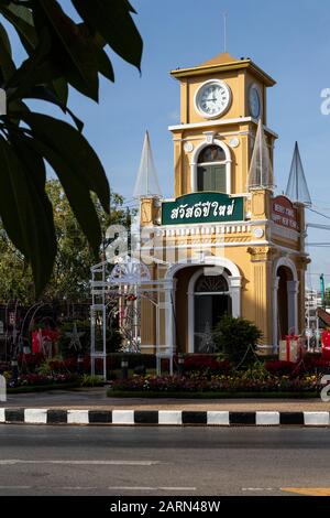 La torre dell'orologio Surin Circle, un punto di riferimento nella città di Phuket, come una volta una torre radio, fu sostituita dalla torre dell'orologio che riflette la locale Sino-Portugue Foto Stock