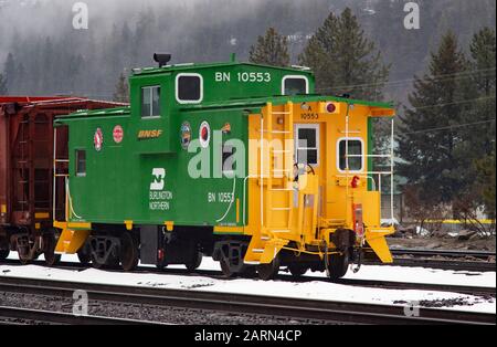 Una cabinovia Burlington Northern BNSF Railroad sulle tracce nella città di Troy, Montana. Burlington Northern e Santa Fe Railway sono stati formati nel 1996, p. Foto Stock