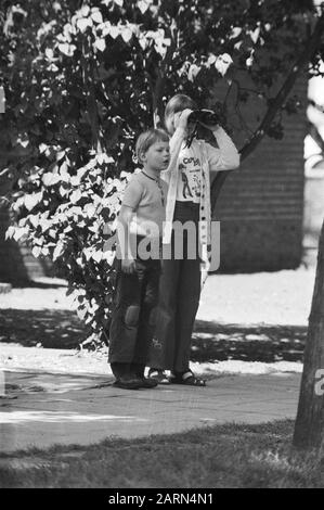 Quinto, sesto, settimo giorno di ostaggi scuola Bovensmilde (Pentecoste); bambini guardando con binocolo a scuola Data: 28 maggio 1977 luogo: Superiore mite Parole Chiave: Ostaggi, bambini, scuole, binocolo Foto Stock