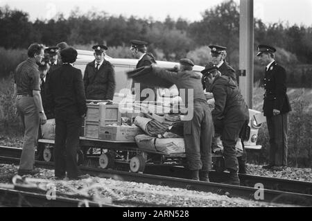 Quinto, sesto, settimo giorno ostaggio prendere treno il Punt (Pentecoste); caricare camion cibo e coperte Data: 28 maggio 1977 posizione: Il punto Parole Chiave: Cibo, ostaggi, treni Foto Stock