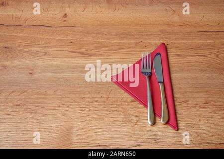 Posa tessile e argenteria su tavolo in legno testurizzato Foto Stock