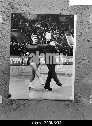 EVA Romanova e Pavel Roma in azione alle danze di coppia Annotazione: La foto non proviene dalla Coppa del mondo a Colarodo Springs ma da un altro evento (vedi script cirillico sull'imbarco) Data: 4 Marzo 1965 - che cosa? Parole chiave: Pattinaggio Foto Stock