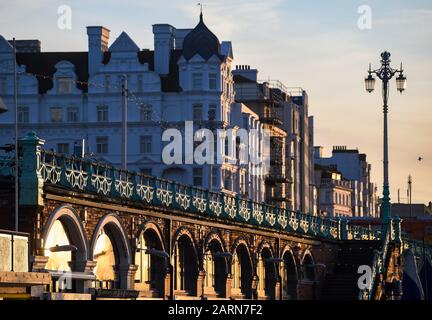 Brighton UK 29th Gennaio 2020 - il sole del mattino presto si staglia al largo del lungomare di Brighton più caldo ma il tempo umido è previsto per tornare in tutto il paese nei prossimi giorni . Credito: Simon Dack / Alamy Live News Foto Stock