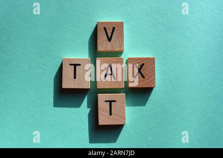 IVA e tasse in lettere alfabetiche di legno in forma incrociata Foto Stock