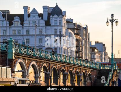 Brighton UK 29th Gennaio 2020 - il sole del mattino presto si staglia al largo del lungomare di Brighton più caldo ma il tempo umido è previsto per tornare in tutto il paese nei prossimi giorni . Credito: Simon Dack / Alamy Live News Foto Stock