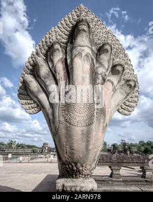 All'accesso al grande tempio di Angkor Wat c'e' la statua della mitica Naga, la protettrice del serpente a sette teste di Buddha Foto Stock