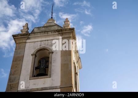 Storico campanile di Igreja de Matriz nella zona del centro storico di Albufeira in Portogallo Foto Stock