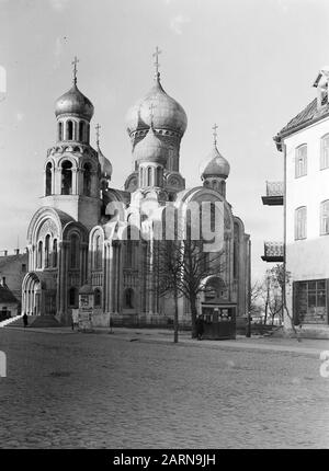 Viaggio In Lituania Vilnius. La Chiesa Ortodossa Russa Di San Michele E San Costantino. In primo piano un chiosco e una colonna pubblicitaria Annotazione: Questa chiesa è stata costruita nel 1913 in occasione del 300th anniversario della dinastia zar dei Romanovs Data: 1934 posizione: Polonia, Vilnius Parole Chiave: Architettura, edifici della chiesa, chioschi Foto Stock