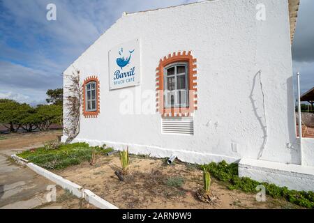 Tavira, Portogallo - 23 gennaio 2020: Cartello esterno per il Barril Beach Cafe, lungo Praia do Barril Beach. Questa era una ex capanna di pescatori Foto Stock