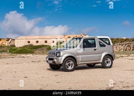 Mallorca, Spagna - 13 ottobre 2019: Suzuki Jimny 4x4 auto parcheggiata sulla costa dell'isola di Minorca. Foto Stock