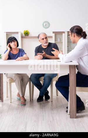 Il consulente finanziario dando consigli di pensionamento alla vecchia coppia Foto Stock