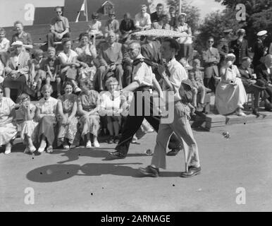 Primo giorno quattro giorni Nijmegen, con ombrello Data: 26 Luglio 1955 Località: Nijmegen Parole Chiave: VIEDAZES, ombrello Foto Stock