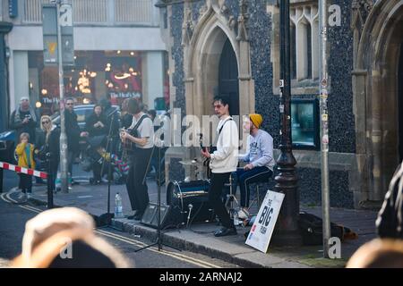 La band Big Push si esibisce a Ship Street Brighton, in inverno al sole del Regno Unito Foto Stock