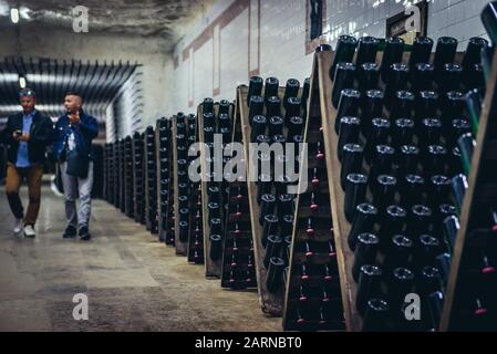 Magazzino con bottiglie di vino durante la produzione prcess chiamato riddling nella famosa cantina Cricova nella città di Cricova vicino a Chisinau, capitale della Moldavia Foto Stock