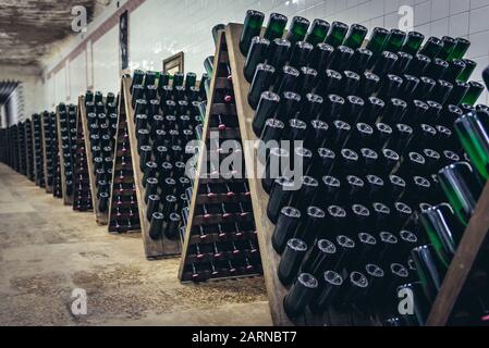 Magazzino con bottiglie di vino durante la produzione prcess chiamato riddling nella famosa cantina Cricova nella città di Cricova vicino a Chisinau, capitale della Moldavia Foto Stock