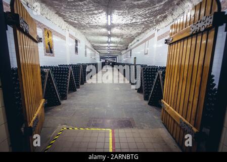 Ingresso al magazzino con bottiglie di vino durante la produzione prcess chiamato riddling nella famosa cantina Cricova nella città di Cricova vicino a Chisinau, Moldavia Foto Stock