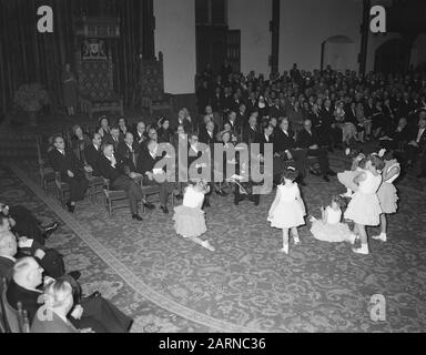 Festive celebrazione di 50 anni di leggi dei bambini; danza nel Ridderzaal per la regina Juliana e società Data: 1 dicembre 1955 posizione: Den Haag, Zuid-Holland Parole Chiave: Danze Nome istituzione: Ridderzaal Foto Stock