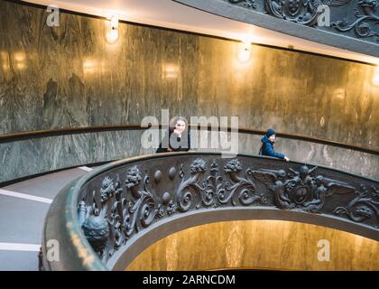 Roma, Italia - 3 gennaio 2020: Visita alla famosa scalinata del Bramante dei Musei Vaticani, Città del Vaticano Foto Stock