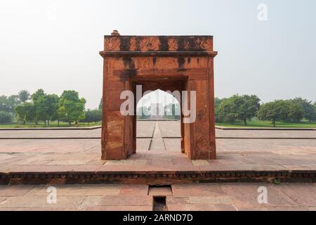 Porta laterale alla Tomba di Akbar il Grande ad Agra il giorno del lancio Foto Stock