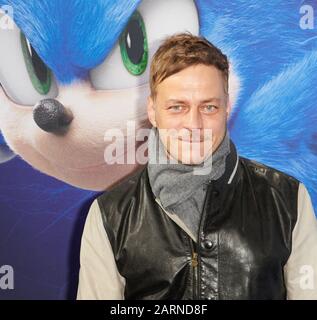 Berlino, Germania. 28th Gen 2020. L'attore Tom Wlaschiha arriva alla prima del film 'il Riccio' allo Zoo Palast. Credito: Annette Riedl/Dpa/Alamy Live News Foto Stock