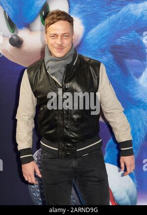 Berlino, Germania. 28th Gen 2020. L'attore Tom Wlaschiha arriva alla prima del film 'il Riccio' allo Zoo Palast. Credito: Annette Riedl/Dpa/Alamy Live News Foto Stock