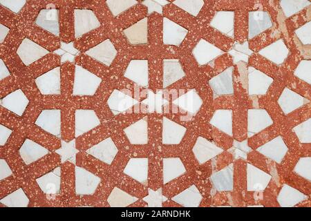 Dettaglio del motivo di decorazione delle pareti di marmo bianco e arenaria rossa sulla Tomba di Akbar il Grande ad Agra in un giorno coperto Foto Stock