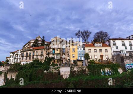 Fila di case di locazione sulla città vecchia di Porto città sulla penisola iberica, la seconda città più grande in Portogallo Foto Stock