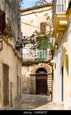 Suggestivo centro storico di Grottaglie famoso per le ceramiche artistiche. La città in provincia di Taranto, regione Puglia, Italia meridionale Foto Stock