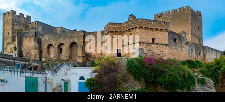 Antico castello dell'Episcopio nella città di Grottaglie famosa per le ceramiche artistiche. La città in provincia di Taranto, regione Puglia, Italia meridionale Foto Stock