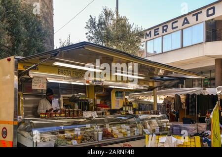 Un camion che vende pasta fresca, salumi e formaggi nel mercato di strada di fronte al mercato Annonario, Sanremo, Imperia, Liguria, Italia Foto Stock