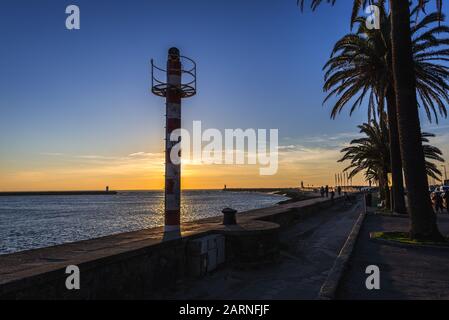 Tramonto sul fiume Douro bocca all'Oceano Atlantico in Foz do Douro distretto della città di Porto, la seconda più grande città in Portogallo Foto Stock