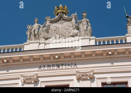 Vienna, Austria - 4 giugno 2019; Museo Albertina un popolare museo d'arte nel centro di Vienna su un cielo blu Foto Stock