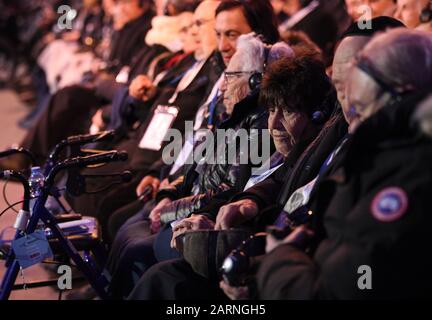 Oswiecim, Polonia. 27th Gen 2020. I sopravvissuti all'Olocausto partecipano, insieme ad altri ospiti, alla commemorazione del 75th anniversario della liberazione dell'ex campo di concentramento tedesco Auschwitz Credit: Britta Pedersen/dpa-Zentralbild/ZB/dpa/Alamy Live News Foto Stock