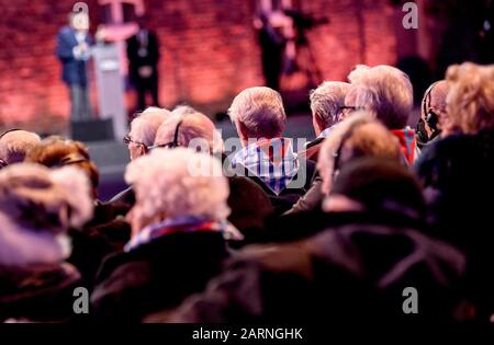 Oswiecim, Polonia. 27th Gen 2020. I sopravvissuti all'Olocausto partecipano, insieme ad altri ospiti, alla commemorazione del 75th anniversario della liberazione dell'ex campo di concentramento tedesco Auschwitz Credit: Britta Pedersen/dpa-Zentralbild/ZB/dpa/Alamy Live News Foto Stock