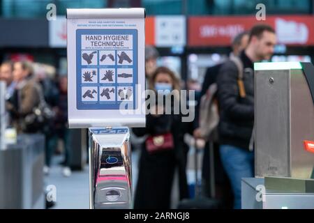 Norimberga, Germania. 29th Gen 2020. Le istruzioni per la disinfezione delle mani si appendono sopra un dispenser disinfettante all'ingresso della Fiera Internazionale del giocattolo. La più grande riunione mondiale dell'industria dei giocattoli si terrà dal 29 gennaio al 2 febbraio. Secondo gli organizzatori, 2900 espositori provenienti da 68 paesi presenteranno circa 120.000 nuovi prodotti. Credito: Daniel Karmann/Dpa/Alamy Live News Foto Stock