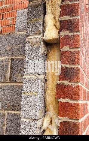 Un'estensione di costruzione della casa in Stockton su Tees, Inghilterra, Regno Unito che mostra la parete di cavità e l'isolamento Foto Stock