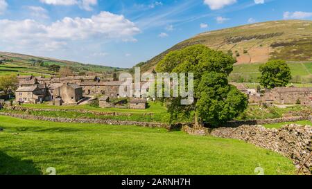 Thwaite, North Yorkshire, Inghilterra, Regno Unito - 15 maggio 2019: Vista sul villaggio e lo Swaledale Foto Stock
