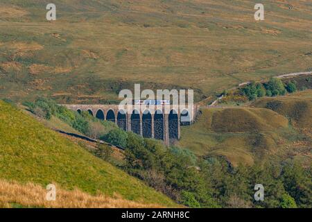 Vicino Cowgill, Cumbria, Inghilterra, Regno Unito - 16 maggio 2019: Un treno che passa il Viadotto Arten Gill sulla linea Ferroviaria Settle-Carlisle Foto Stock