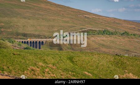 Vicino Cowgill, Cumbria, Inghilterra, Regno Unito - 16 maggio 2019: Un treno che passa il Viadotto Arten Gill sulla linea Ferroviaria Settle-Carlisle Foto Stock