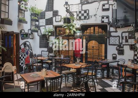 Vienna, Austria - 10 giugno 2019; Cafe situato nella KUNST HAUS WIEN un museo su Hundertwasser, una destinazione turistica populare. Foto Stock