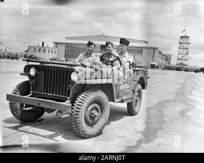 Royal Netherlands Scuola Militare Di Volo A Jackson, Mississippi. I piloti DELLA ML-KNIL, comandati Dal generale Maggiore L.H. van Oyen, fuggiti dalle Indie Orientali Olandesi, sono addestrati a Fort Jackson, Mississippi. Tre studenti in una jeep americana Data: 16 giugno 1942 Località: Mississippi Parole Chiave: Jeep, campi di addestramento, seconda guerra mondiale Foto Stock