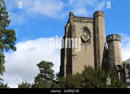 Vista esterna della torre della cattedrale di Dunkeld a Perth e Kinross, Scozia. Giornata estiva soleggiata con copyspace. Foto Stock