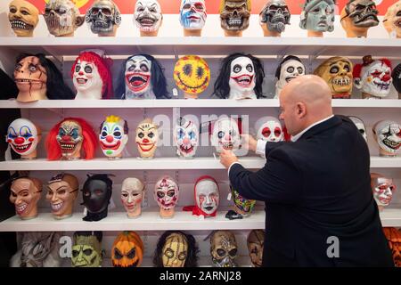 Norimberga, Germania. 29th Gen 2020. Le maschere di Carnevale sono esposte allo stand della società britannica Bristol Novelty alla Fiera Internazionale del giocattolo. La più grande riunione mondiale dell'industria dei giocattoli si terrà dal 29 gennaio al 2 febbraio. Secondo gli organizzatori, 2900 espositori provenienti da 68 paesi presenteranno circa 120.000 nuovi prodotti. Credito: Daniel Karmann/Dpa/Alamy Live News Foto Stock