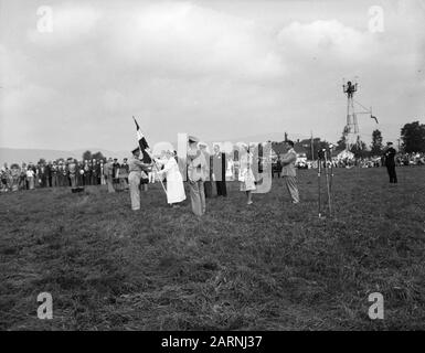 Premio del banner dell'Aviazione militare del KNIL e la bandiera del Servizio Aviazione Marina, entrambi decorati con L'Ordine militare di Guglielmo della Regina Wilhelmina all'aeroporto militare di Pittsfield nel Massachussets Stato. Cerimonia di premiazione del banner dell'aviazione militare del KNIL e della bandiera del Servizio Aviazione Marina, entrambi decorati con L'Ordine militare di Guglielmo della Regina Wilhelmina all'aeroporto militare di Pittsfield nello stato del Massachussets. Il banner DEL ML-KNIL, tenuto dal colonnello C. Giebel, è decorato dalla Regina. Completamente a sinistra Chief officer-pilot 2nd classe J.A.C. Foto Stock
