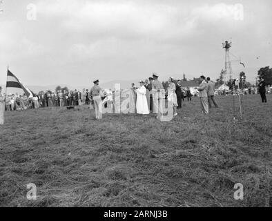 Premio del banner dell'Aviazione militare del KNIL e la bandiera del Servizio Aviazione Marina, entrambi decorati con L'Ordine militare di Guglielmo della Regina Wilhelmina all'aeroporto militare di Pittsfield nel Massachussets Stato. Cerimonia di premiazione del banner dell'aviazione militare del KNIL e della bandiera del Servizio Aviazione Marina, entrambi decorati con L'Ordine militare di Guglielmo della Regina Wilhelmina all'aeroporto militare di Pittsfield nello stato del Massachussets. Il banner DEL ML-KNIL, tenuto dal colonnello C. Giebel, è decorato dalla Regina. Data: 15 Agosto 1942 Luogo: America, Pittifi Foto Stock