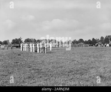 Premio del banner dell'Aviazione militare del KNIL e la bandiera del Servizio Aviazione Marina, entrambi decorati con L'Ordine militare di Guglielmo della Regina Wilhelmina all'aeroporto militare di Pittsfield nel Massachussets Stato. Cerimonia di premiazione del banner dell'aviazione militare del KNIL e della bandiera del Servizio Aviazione Marina, entrambi decorati con L'Ordine militare di Guglielmo della Regina Wilhelmina all'aeroporto militare di Pittsfield nello stato del Massachussets. Saluto in ufficio. Data: 15 agosto 1942 luogo: Pittsfield, USA Parole Chiave: Visite, regine, seconda guerra mondiale Nome istituzione: P Foto Stock